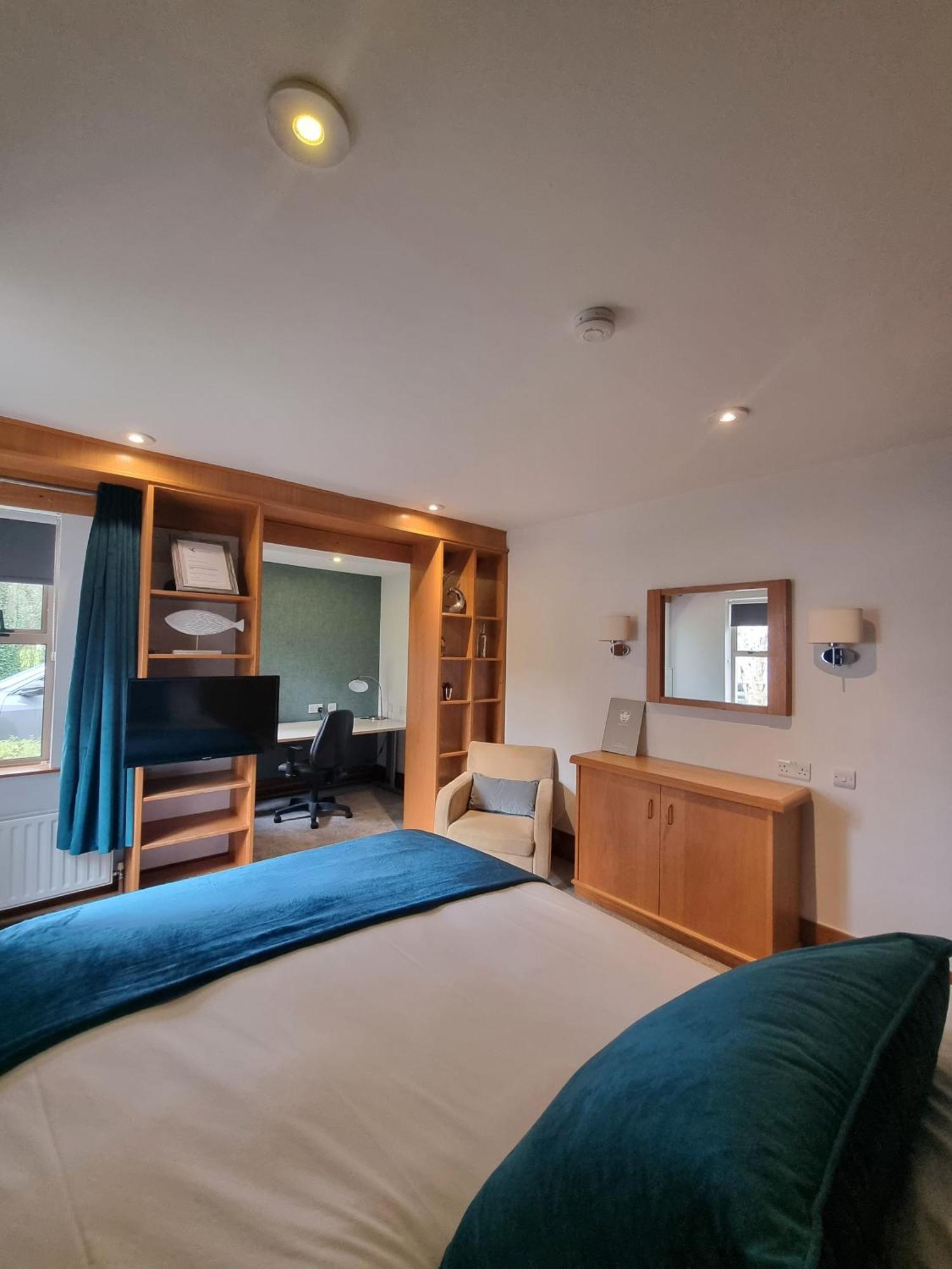 Brennan Court Guest Accommodation ลิเมอริค ภายนอก รูปภาพ