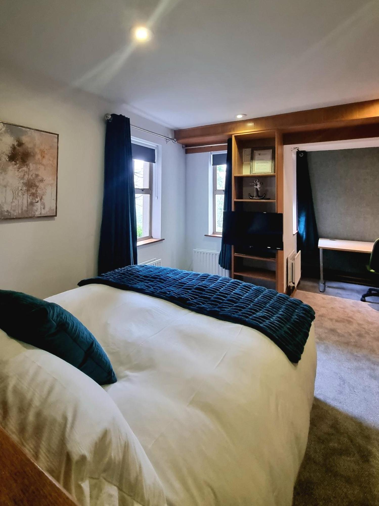 Brennan Court Guest Accommodation ลิเมอริค ภายนอก รูปภาพ